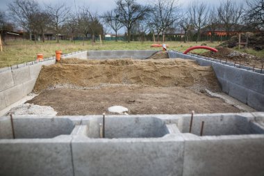 Evin temelleri, bitmemiş bungalov, kaba inşaat, yeni bir ev.