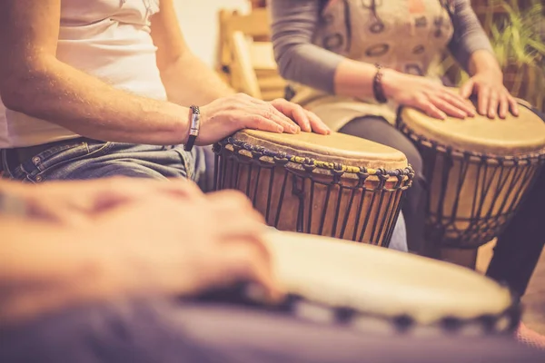 Afrika davullarını kapatın, müzik terapisi için davul çalın, davullarla terapi yapın