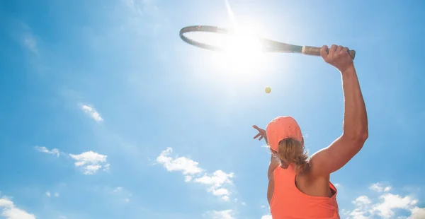 Professionell tenniskvinna spelare i en åtgärd som spelar tennis i tennisbana utomhus, sport koncept, copyspace — Stockfoto