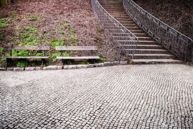 Merdiven ve banklar parkta taş bloklar