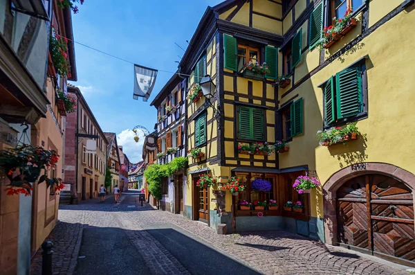 Zobrazit podél ulice starého francouzského města. — Stock fotografie