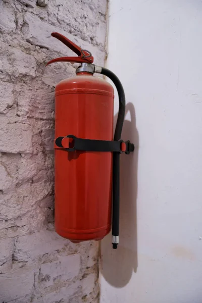 Extintor de incendios colgado en la pared — Foto de Stock