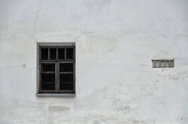 Pencereli eski duvar. 