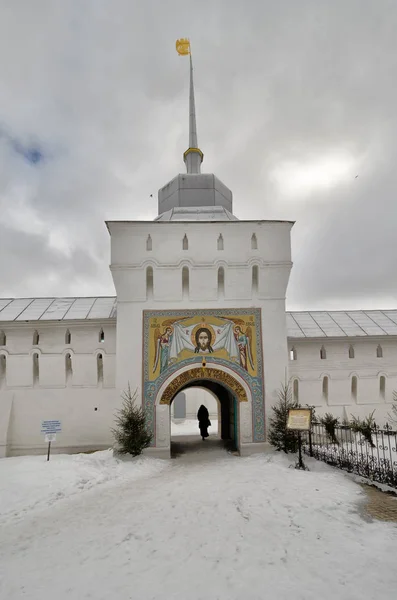 Башня у входа в монастырь Толга . — стоковое фото