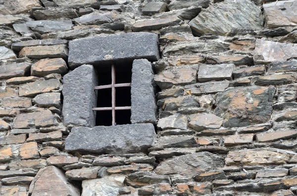 Bir pencere ile düz taştan yapılmış duvar eski. — Stok fotoğraf