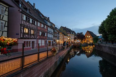 Sahildeki eski yarı ahşap evleri.