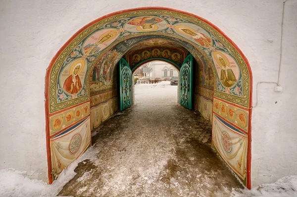 Tolga Manastırı topraklarının girişi. Yaroslavl. Rusya. Altın yüzük.