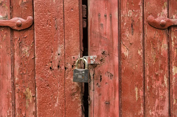 Das Vorhängeschloss schließt die alte Holztür — Stockfoto