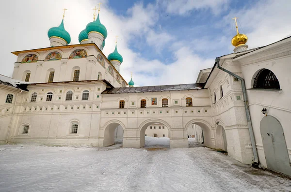 Tolga manastırda Vvedensky Katedrali.