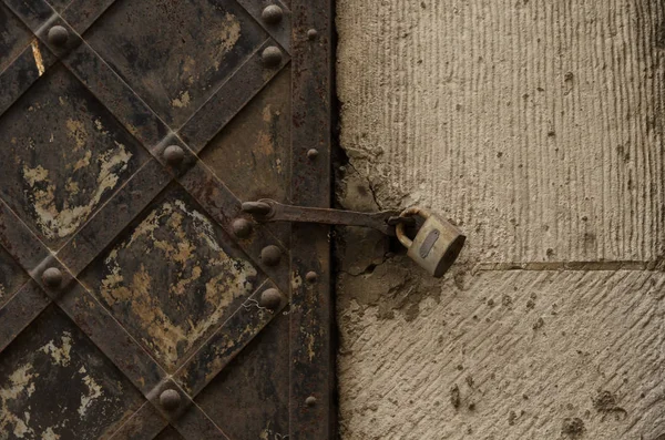 La porte en fer est fermée sur le cadenas — Photo