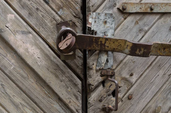 Eski ahşap kapı üzerinde asma kilit