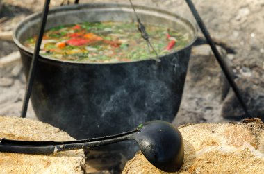 Çorba kazanı tehlikede pişirilir.