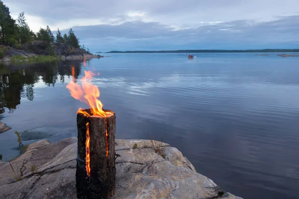 Tek bir günlük yangından göl kıyısında akşam yakar..