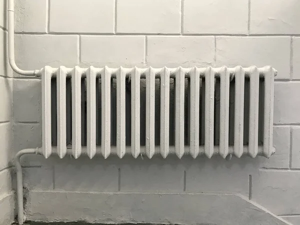 Oude gietijzeren radiator voor het verwarmen van de kamer. — Stockfoto