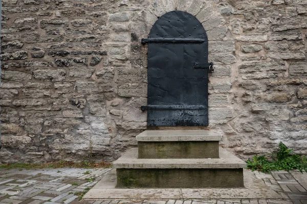 Black Door Studded Metal Sheets Stone Wall Old Building Porch — Stock Photo, Image