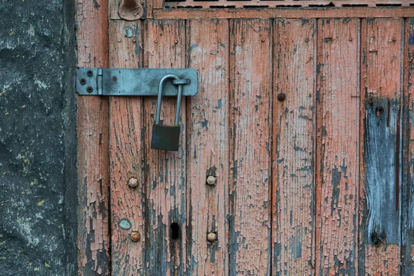 Fragment Une Vieille Porte Bois Verrouillée Avec Cadenas Peinture Rose — Photo