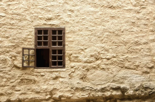 Оштукатуренная Стена Старого Каменного Здания Существует Деревянное Окно Один Лист — стоковое фото