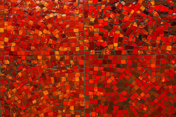 Duvar kırmızı tonlarda ince mozaik seramik fayanslarla kaplı. St. Petersburg metro istasyonunun ayrıntıları. - Rusya. Arkaplan.