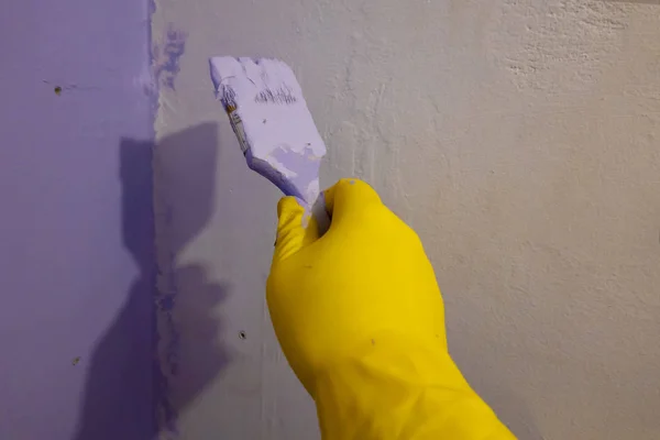 Process Painting Wall Indoors Hand Yellow Protective Glove Holds Flat — Stock Photo, Image