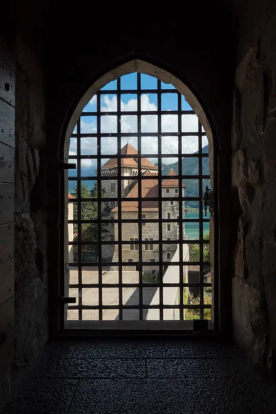 Vista Torre Castelo Medieval Partir Uma Janela Antiga Uma Paisagem — Fotografia de Stock