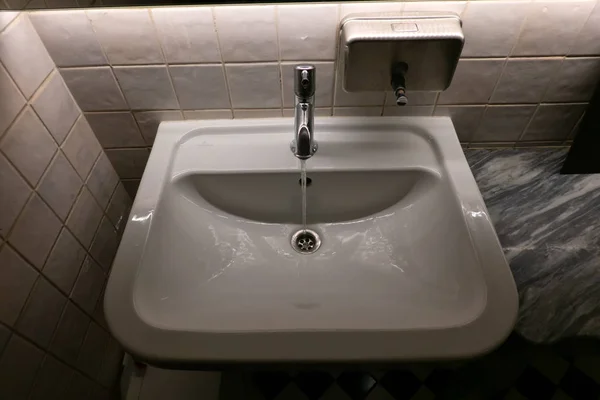 Stream Water Flows Faucet White Sink Toilet Room Tiled Wall — Stock Photo, Image