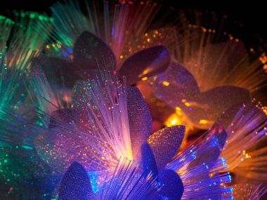 Güzel peri parlayan çiçekler