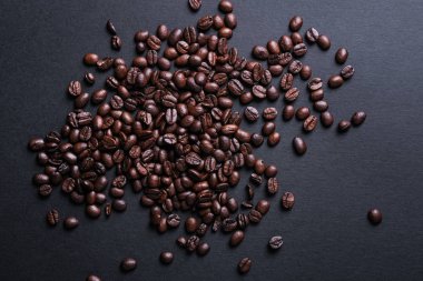 kavrulmuş kahve çekirdekleri siyah. 