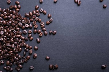 kavrulmuş kahve çekirdekleri siyah. 