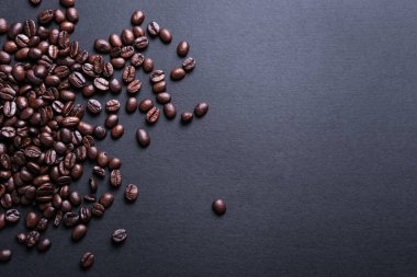 kavrulmuş kahve çekirdekleri siyah. 