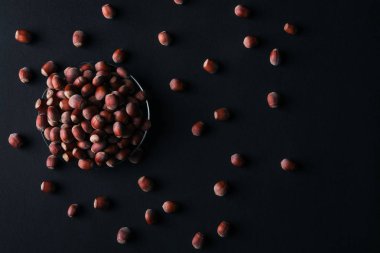 Fındık, siyah arka planda izole edilmiş. Ayarla ya da topla.