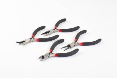 Beyaz arka planda izole pense, paslı ve kirli pense, izole edilmiş mekanik alet, beyaz arkaplanda yeni pense aracı