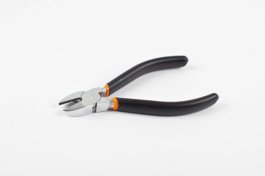 Beyaz arka planda izole pense, paslı ve kirli pense, izole edilmiş mekanik alet, beyaz arkaplanda yeni pense aracı