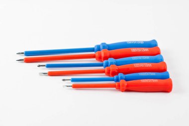 Mekanik Atölye Aletleri ve Sanayi Aletleri için Beyaz İzole Arkaplanda Modern Renkli Tornavida