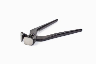 Beyaz arka planda izole pense, paslı ve kirli pense, izole edilmiş mekanik alet, beyaz arkaplanda yeni pense aracı