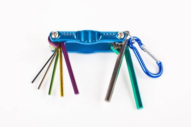 Büyülü anahtar beyaz arkaplanda izole edildi. Üst Manzara. Beyaz arka planda bir çift Allen, uğursuz tuşlar