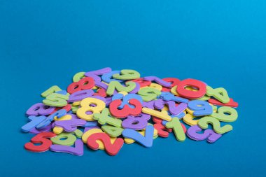Eğitici oyuncak. Tahta oyuncak. Sayısal. Eğitim hesabı. Çocuk gelişimi. Geometrik şekiller. renkli sayılar