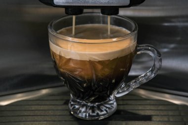 Kahve makinesinden dökülen espresso yakın plan. Profesyonel kahve demleme..