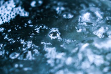 Arka planda hava kabarcıkları var. Soyut oksijen kabarcıkları. Su kabarcıkları ayrıştırıldı, arkaplan.