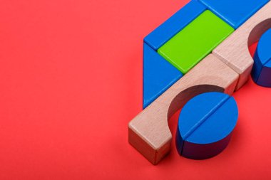 Renkli Çeşitli Şekiller Yapılandırma Oyuncak Oyuncak Oyuncak Oyuncuları kırmızı, mavi, turuncu, izole Arkaplan