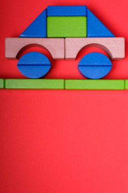 Renkli Çeşitli Şekiller Yapılandırma Oyuncak Oyuncak Oyuncak Oyuncuları kırmızı, mavi, turuncu, izole Arkaplan