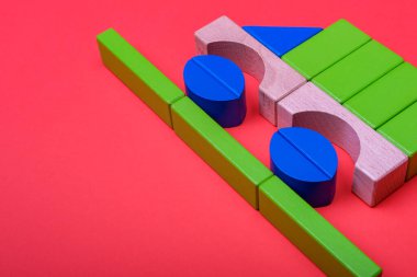 Renkli Çeşitli Şekiller Yapılandırma Oyuncak Oyuncak Oyuncak Oyuncuları kırmızı, mavi, turuncu, izole Arkaplan