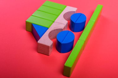 Renkli Çeşitli Şekiller Yapılandırma Oyuncak Oyuncak Oyuncak Oyuncuları kırmızı, mavi, turuncu, izole Arkaplan