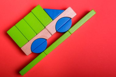 Renkli Çeşitli Şekiller Yapılandırma Oyuncak Oyuncak Oyuncak Oyuncuları kırmızı, mavi, turuncu, izole Arkaplan