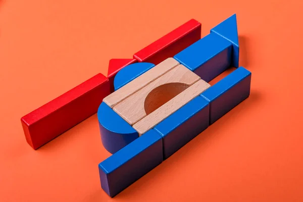 Bunte Bausteine Verschiedenen Formen Kinderspielzeug Für Spiel Und Bildungszwecke Rot — Stockfoto