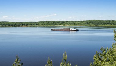 Nehirde yüzen mavna. Yaz