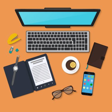 Gerçekçi teknoloji işyeri organizasyon. Renk çalışma masası ile dizüstü bilgisayar, okuyucu, akıllı telefon, tablet pc, günlüğü, gözlük ve kahve kupa Üstten Görünüm.