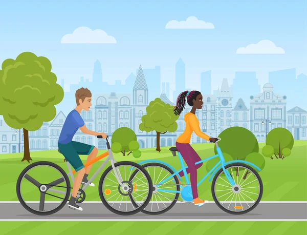 Joven hombre blanco y mujer africana pareja montando una bicicleta deportiva en una carretera del parque en el fondo de la ciudad vieja. Gente bicicleta Vector ilustración . — Vector de stock