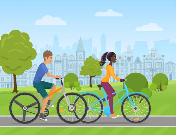 年轻的白男人和非洲女人夫妇在老城市的背景下的公园路上骑车运动。人们自行车矢量图. — 图库矢量图片