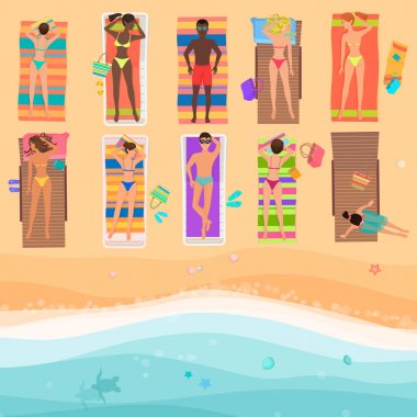 Güneşli bir plaj insanlara yukarıdan görüntüleyin. Yaz aylarında deniz, kum, şemsiye, havlu, giyim, üstten görünüm. Vektör çizim.