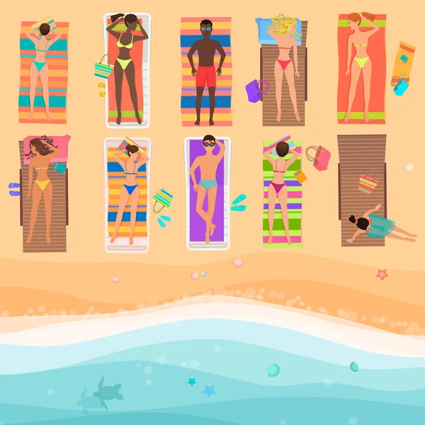 Vista de cima pessoas em uma praia ensolarada. Verão mar, areia, guarda-chuvas, toalhas, roupas, vista superior. Ilustração vetorial . — Vetor de Stock